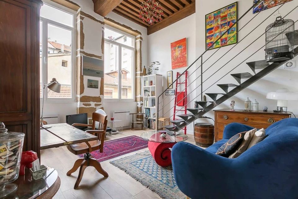 Duplex avec murs en pierre et escalier suspendu