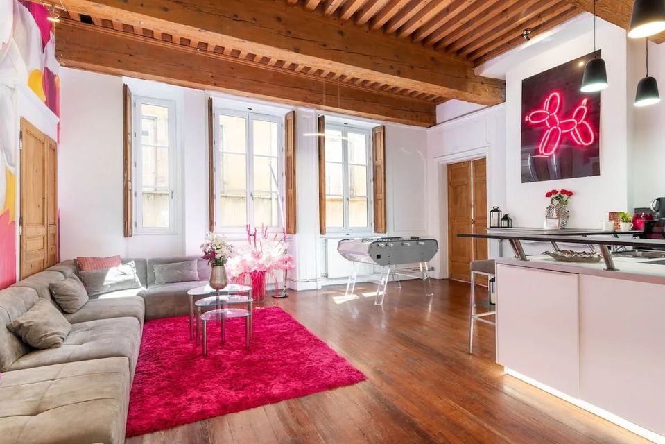 Grand salon sous plafond à la française