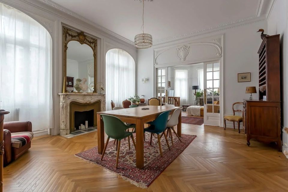 Salle à manger haussmannienne avec cheminée