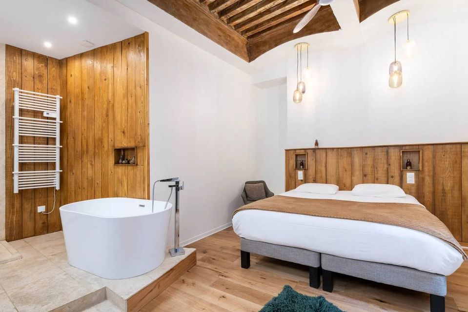 Chambre préparée avec linge hôtelier après un ménage